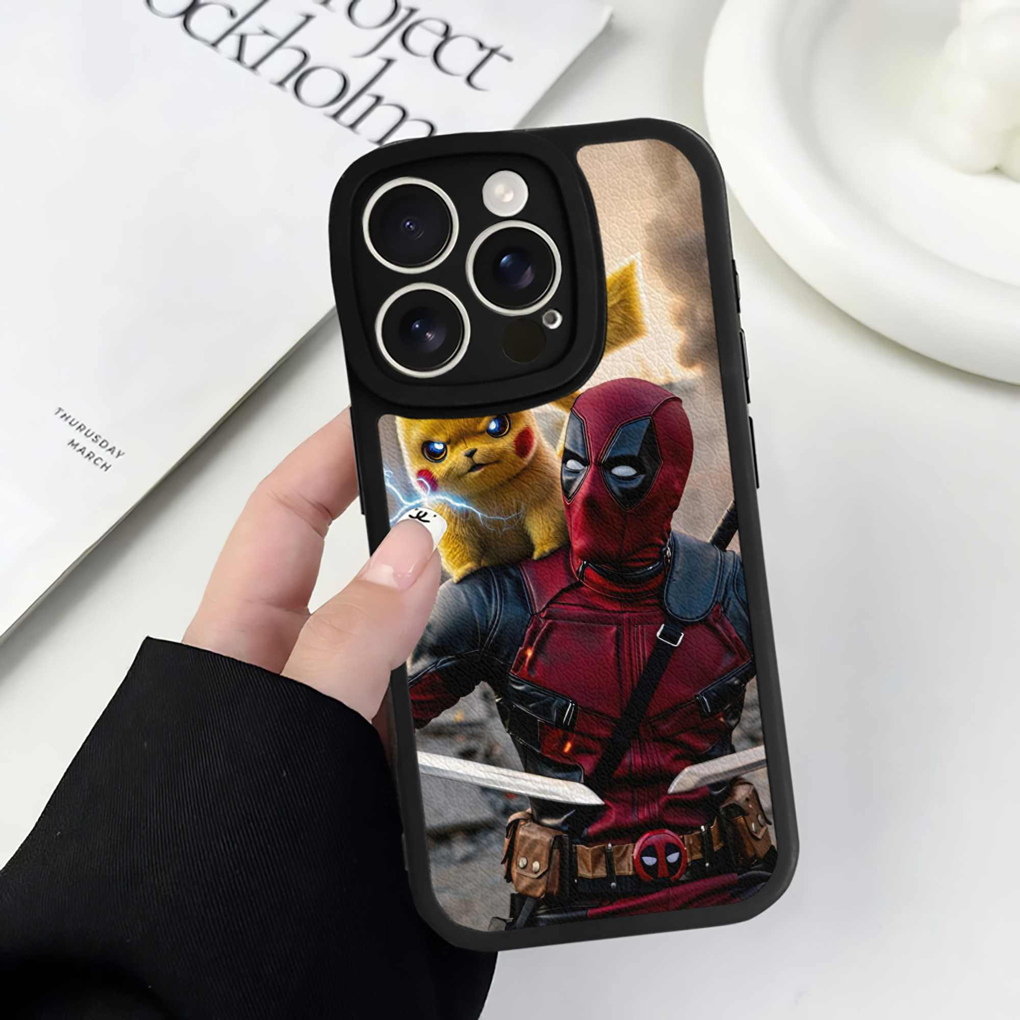 （画像用） Deadpool デッドプール 【iPhone 16シリーズ対応】シリコンスマホケース（レザー調） 材質：シリコン